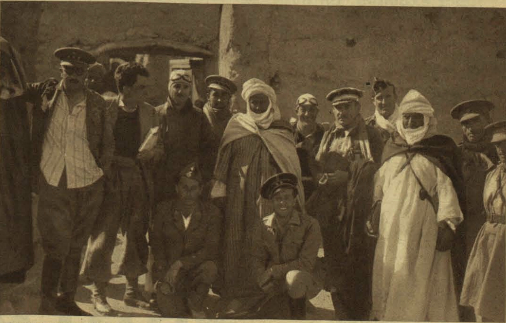 Foto en blanco y negro de un grupo de personas posando por un foto

Descripción generada automáticamente