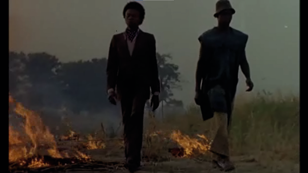 Un par de personas de pie
Descripción generada automáticamente con confianza baja