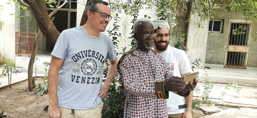 Un hombre parado en un parque
Descripción generada automáticamente con confianza baja