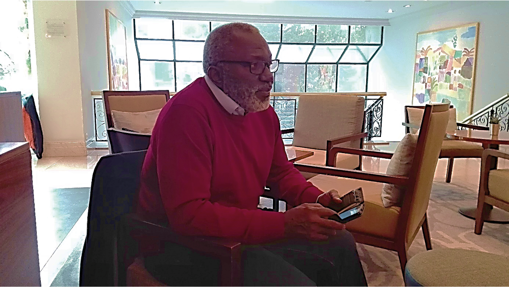 Hombre sentado en una silla
Descripción generada automáticamente