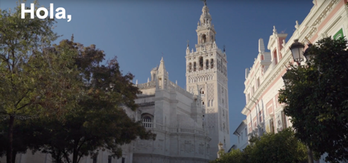 Edificio en frente de una iglesia

Descripción generada automáticamente