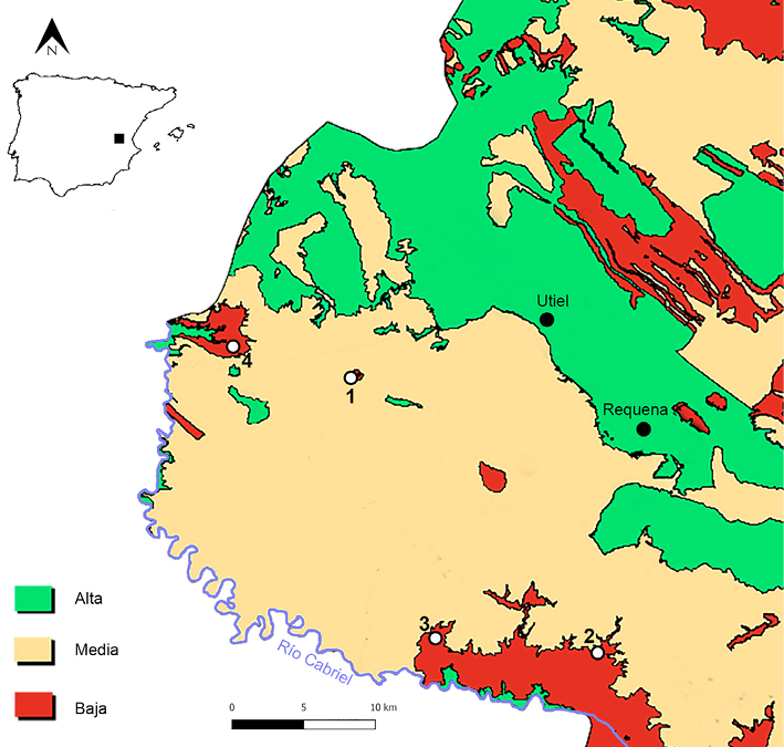 Figura 2. Mapa de accesibilidad potencial a los recursos hídricos en la meseta de Requena-Utiel, con la ubicación de las diferentes salinas continentales: 1. Jaraguas; 2. Hórtola; 3. Los Isidros; 4. Villargordo. La baja accesibilidad favorece la presencia de acuíferos salinos. Elaborado a partir de la serie Cartografía Temática de la Generalitat Valenciana (1998).